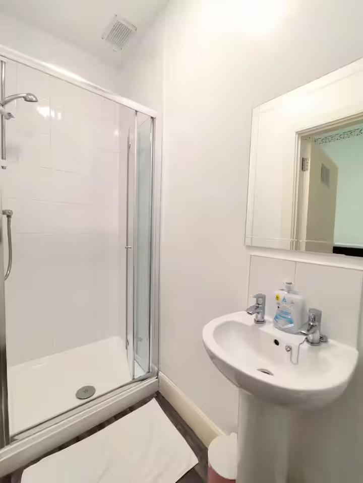 Magic Of Meadows 4 Bedroom Spacious Flat Apartment *